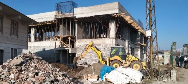 Kaymakam İlidi, inşaatı devam eden gençlik merkezinde incelemelerde bulundu
