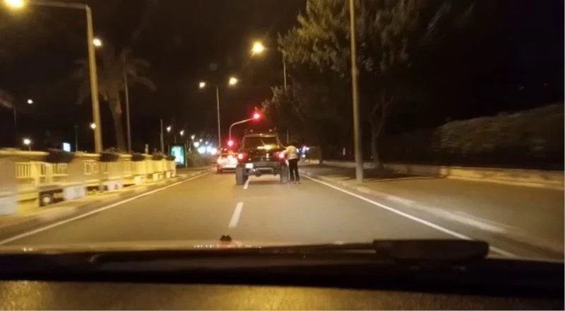 Antalya’da lüks cipe tutunan patenli gençlerin tehlikeli yolculuğu kamerada
