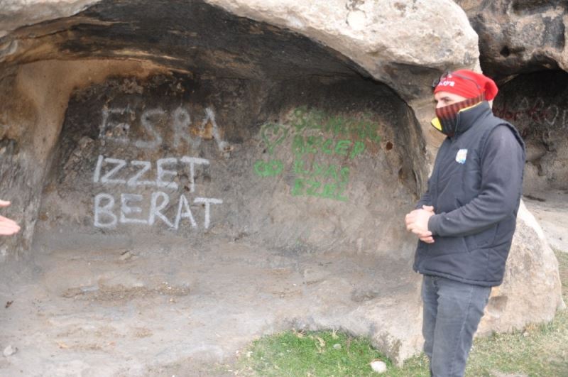 Binlerce yıllık Frig vadisi mağaralarında çirkin yazı ve şekiller
