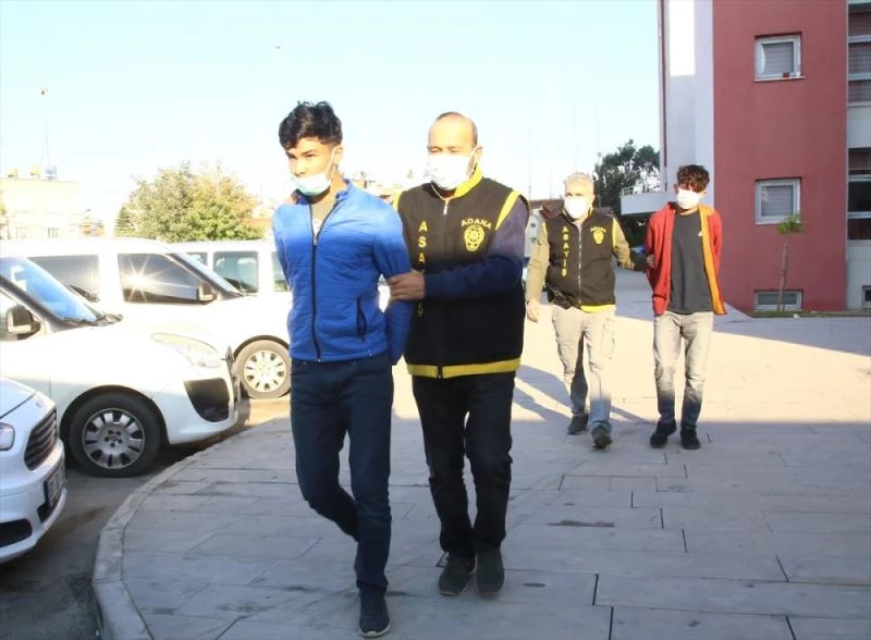Adana’da bir kişiyi bıçaklayıp cep telefonunu gasbeden zanlılar tutuklandı
