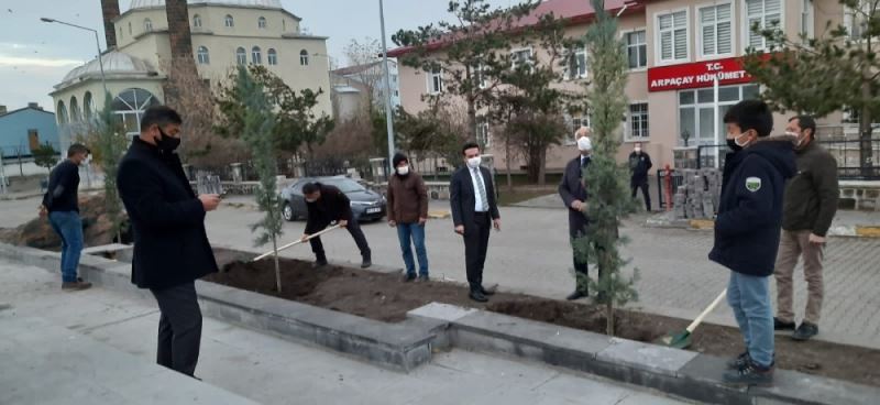 Arpaçay’da Atatürk Parkı ağaçlandırıldı
