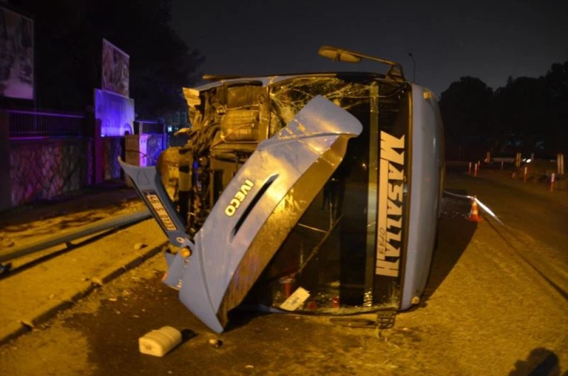 Çaldıkları iddia edilen midibüsle kaza yaptılar