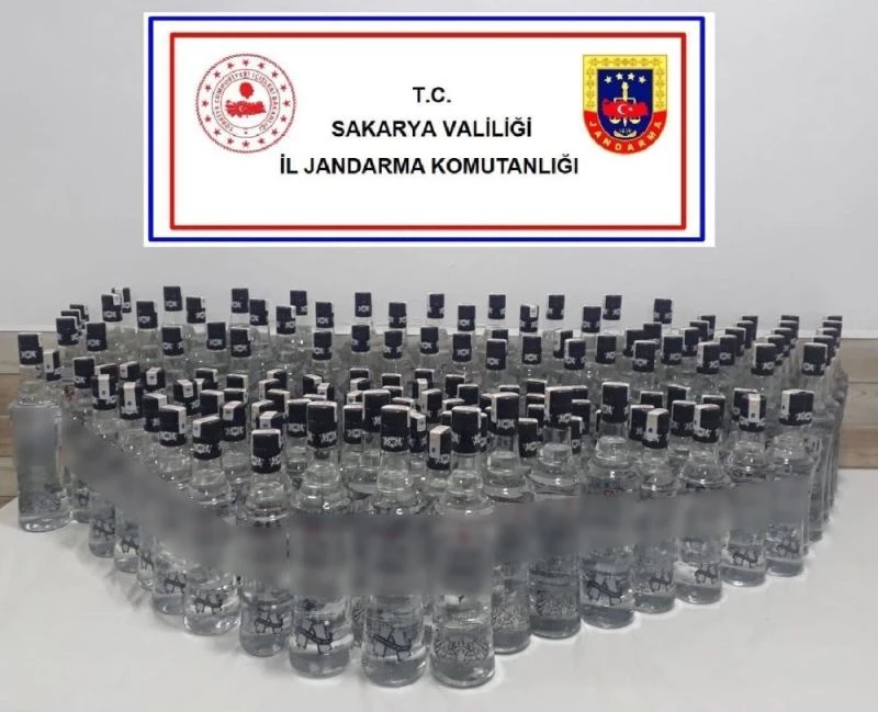 Jandarma durdurduğu araçta 140 şişe sahte rakı ele geçirdi
