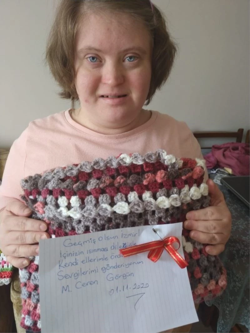 Down sendromlu Ceren elleriyle ördüğü battaniyeyi İzmir’e gönderdi
