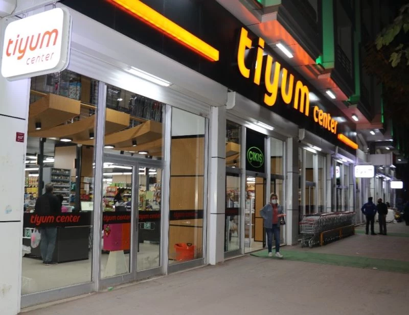 Tiyum Van’a renk kattı
