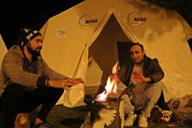 Çadırlarda kalan depremzedeler, soğuk havada ateş yakarak ısınmaya çalışıyor
