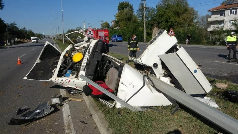 Parçalanan araçtan sağ çıktı: 2 yaralı

