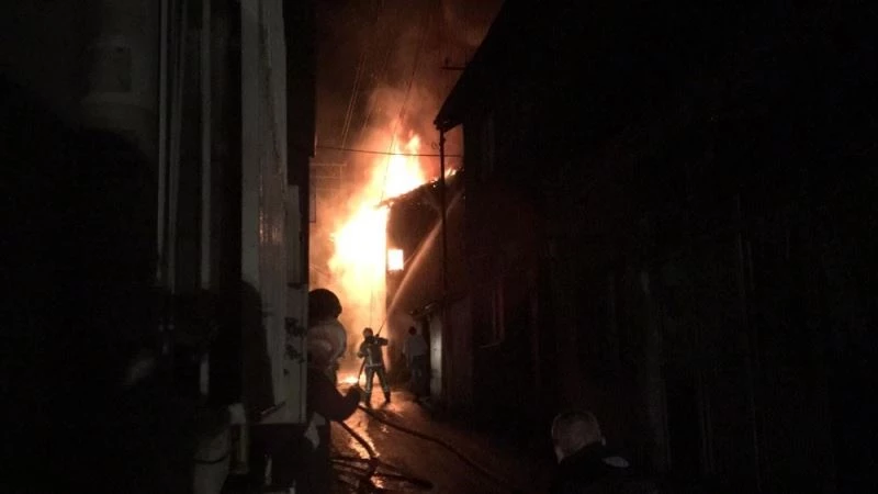 İki katlı binada korkudan yangın
