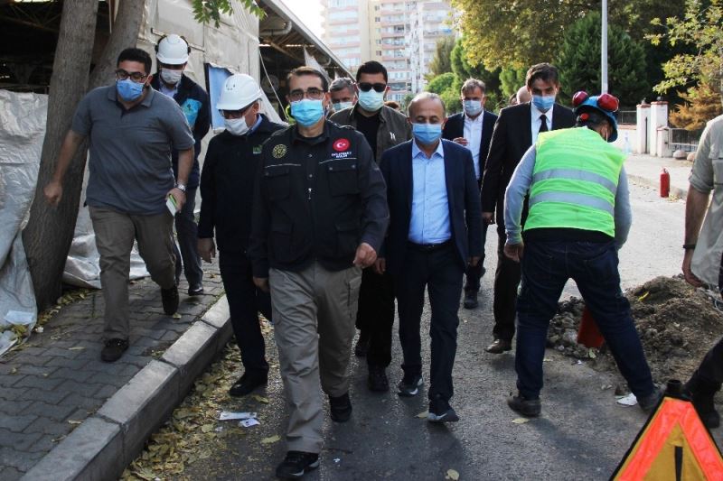 Enerji ve Tabii Kaynaklar Bakanı Dönmez: “İzmir’de elektrik ve doğal gaz verilmeyen bina kalmadı”
