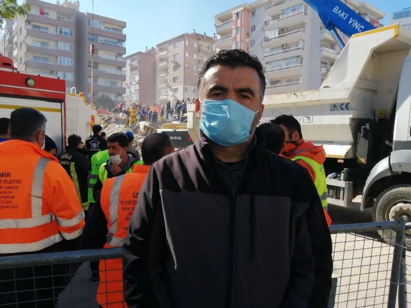Saglık memuru, nöbete gitmek için hazırlanırken depreme yakalandı
