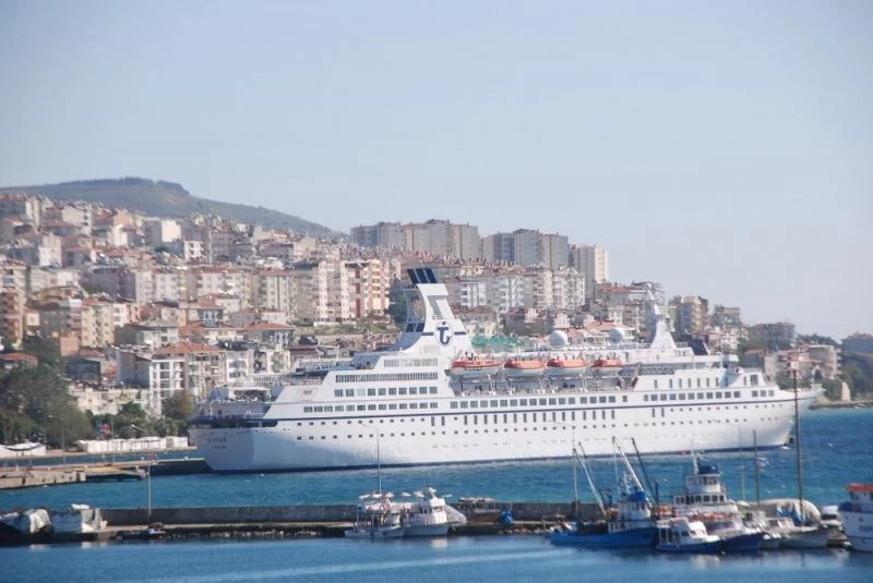 Mavi suların en lüksleri arasındaydı, şimdi söküm için rotasını Aliağa’ya çevirdi
