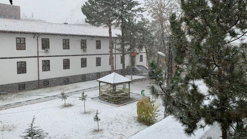 Meteoroloji uyarmıştı: Kırıkkale’ye mevsimin ilk karı yağdı
