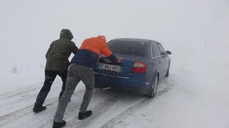 Sahara geçidinde ulaşıma kar ve tipi engeli
