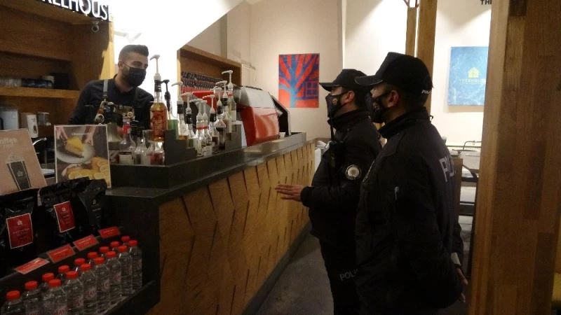 Uşak’ta polis kafeleri denetledi
