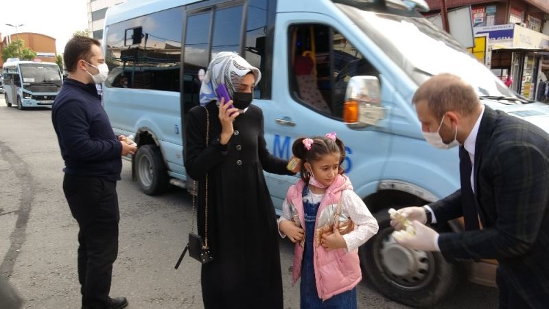 Minibüsçüler yolculara kolonya ve maske dağıttı
