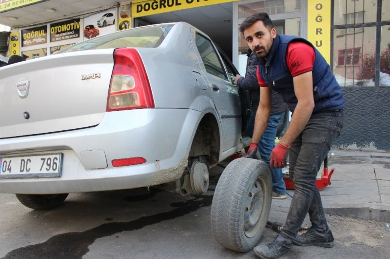 Lastikçilerin kış mesaisi başladı
