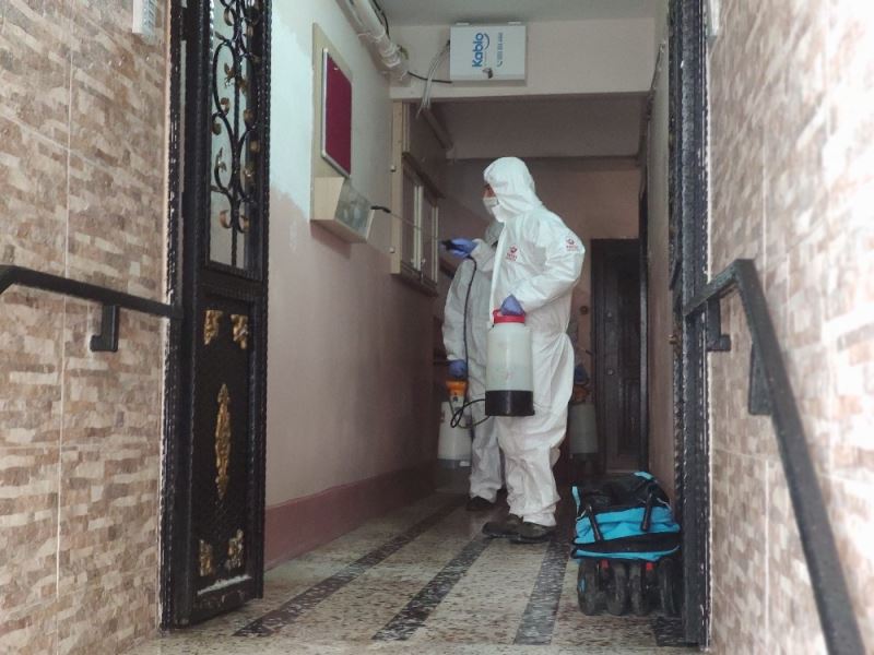 Fatih’te virüs vakalarının olduğu binalar dezenfekte ediliyor
