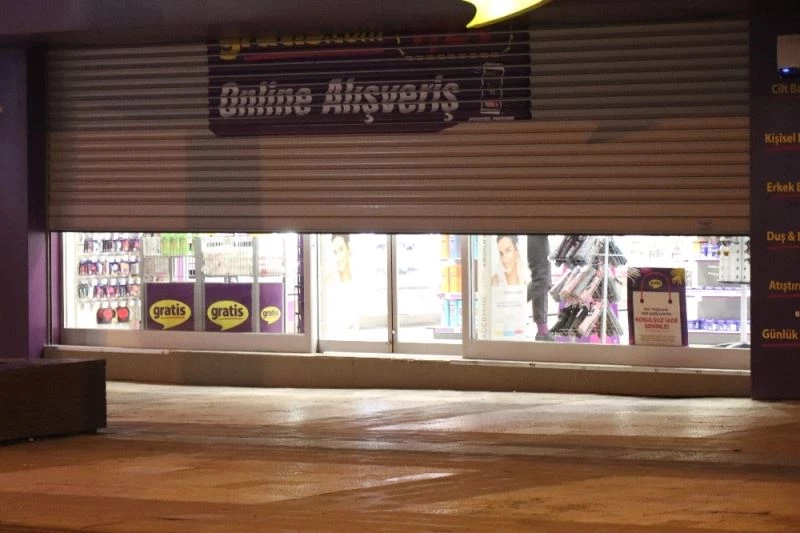 Kısıtlamalar başladı, dükkanlar kepenk indirdi
