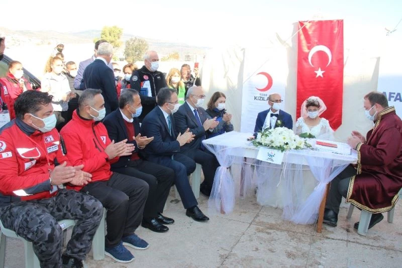 Çadır kentte dünyaevine girdiler
