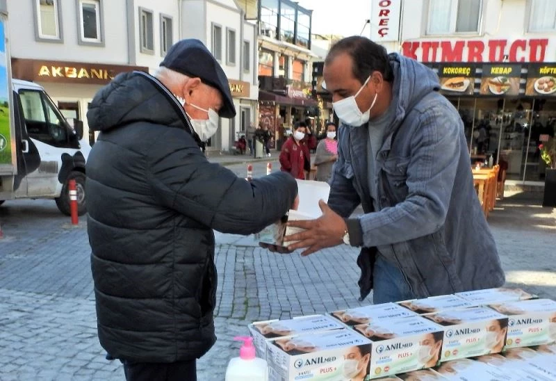 Çeşme Manisalılar Derneği farkındalık için maske dağıttı
