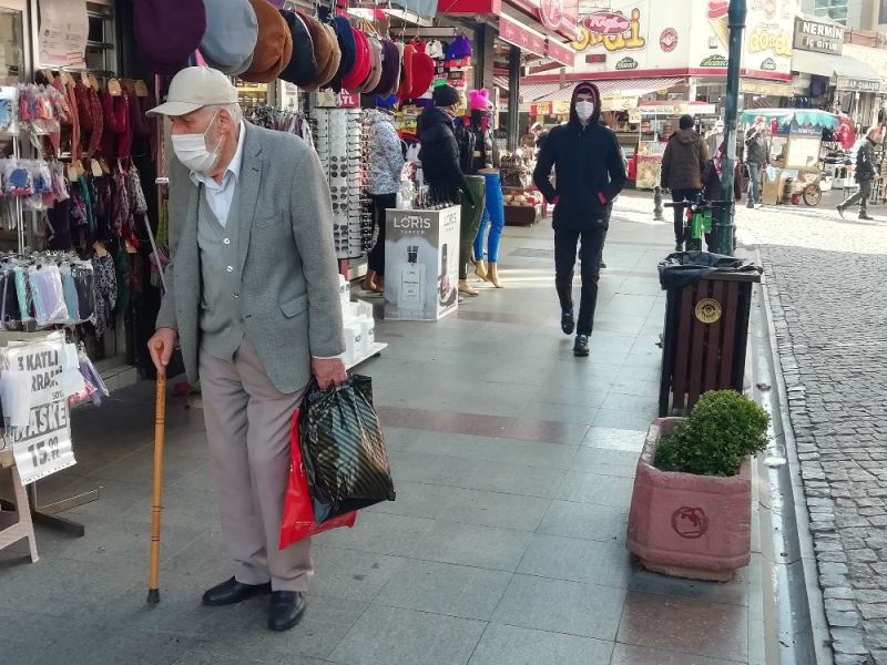 Yaşlılardan sokağa çıkma yasağı öncesi alışveriş için sokaklara akın etti
