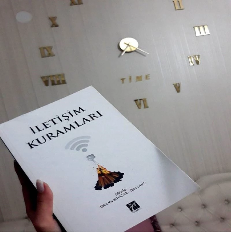 İletişim Kuramları kitabı raflardaki yerini aldı
