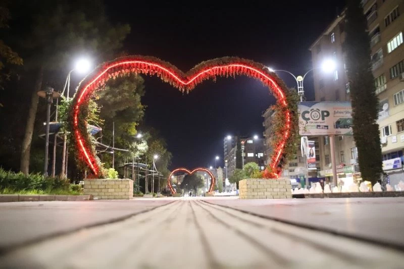 Elazığlılar kısıtlama ile evlerine çekildi, şehir sessizliğe büründü

