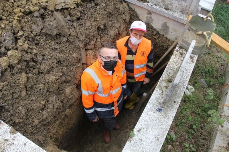 İnsanların kuyularını kazıyorlar
