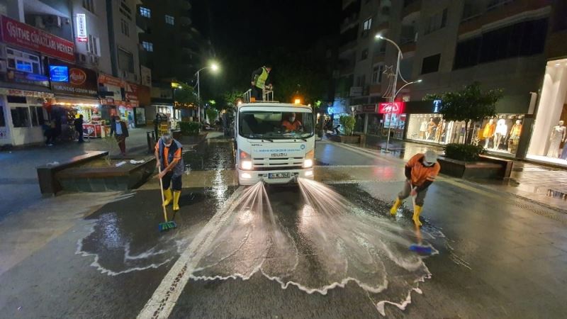 Tarsus’ta cadde ve kaldırımlar Büyükşehir Belediyesince dezenfekte edildi
