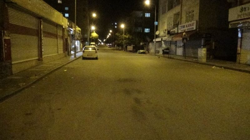 Kısıtlamanın ikinci gününde Diyarbakır’da sokaklar boş kaldı
