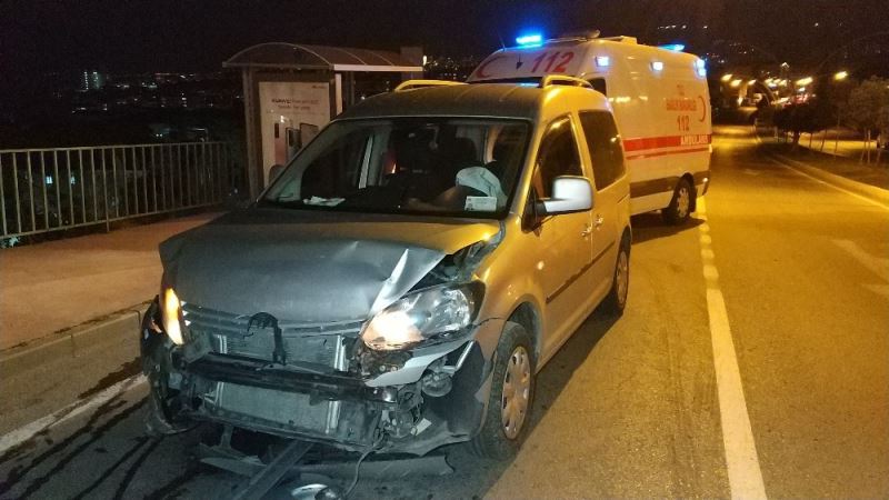 Samsun’da alkollü sürücü kırmızı ışıkta bekleyen araca çarptı: 1 yaralı
