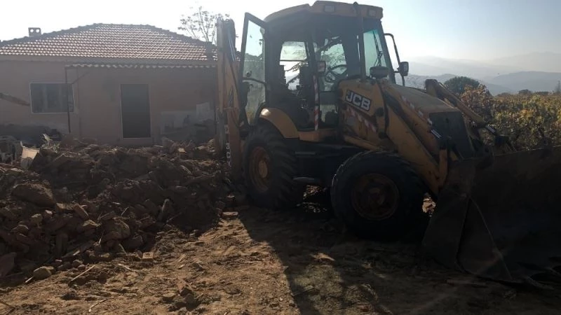 Kepçenin altında kalıp hayatını kaybetti
