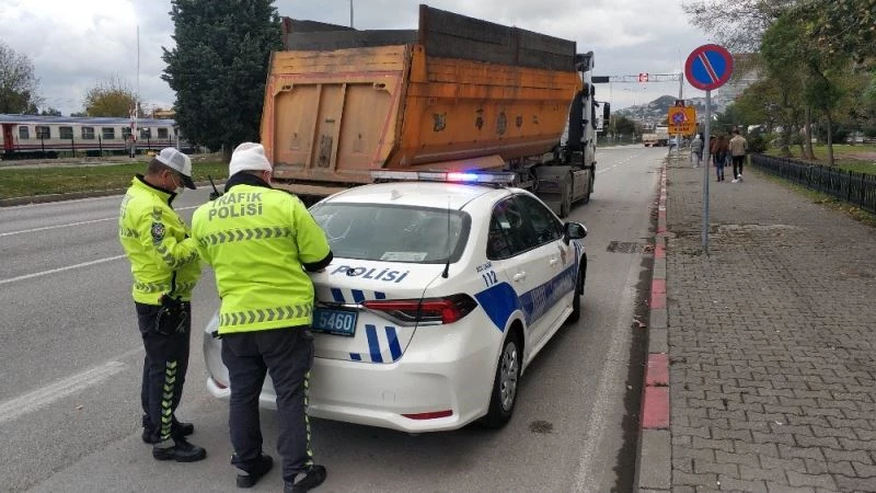 Tırı trafik ekiplerinin üzerine sürüp kaçan sürücü polisi alarma geçirdi
