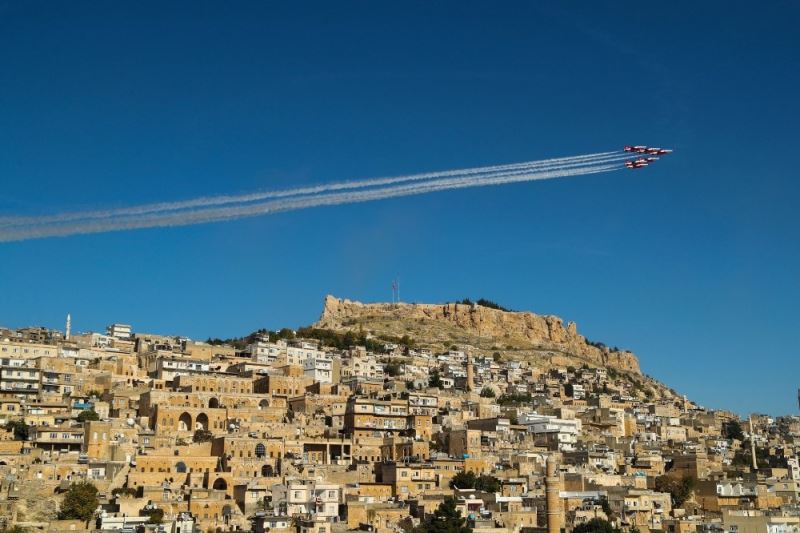 Türk Yıldızları’nın Mardin semalarındaki gösterisi hayran bıraktı
