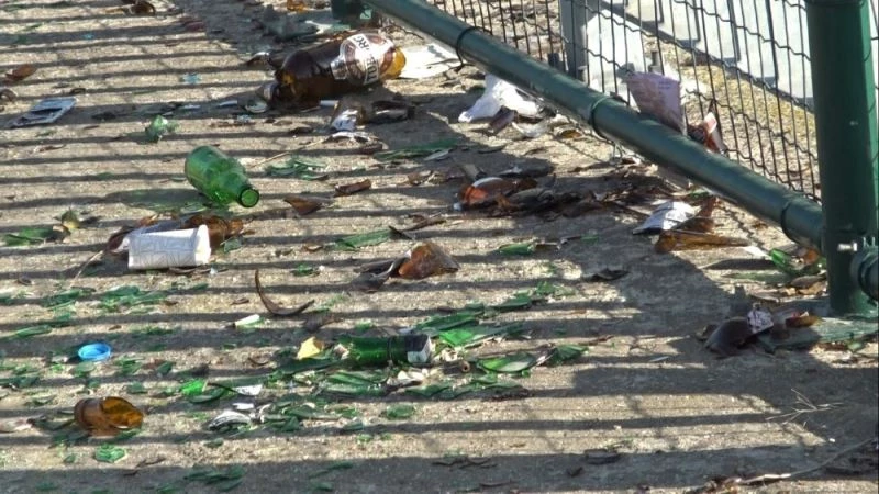 (Özel) Otoyol üstündeki köprüyü çöplüğe çevirdiler
