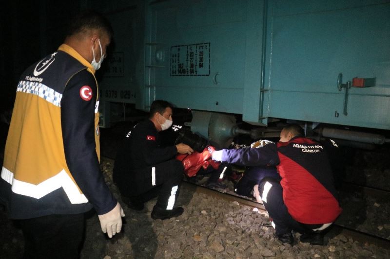 Adana’da yük treninin çarpmasıyla kolu kopan kişi ağır yaralandı
