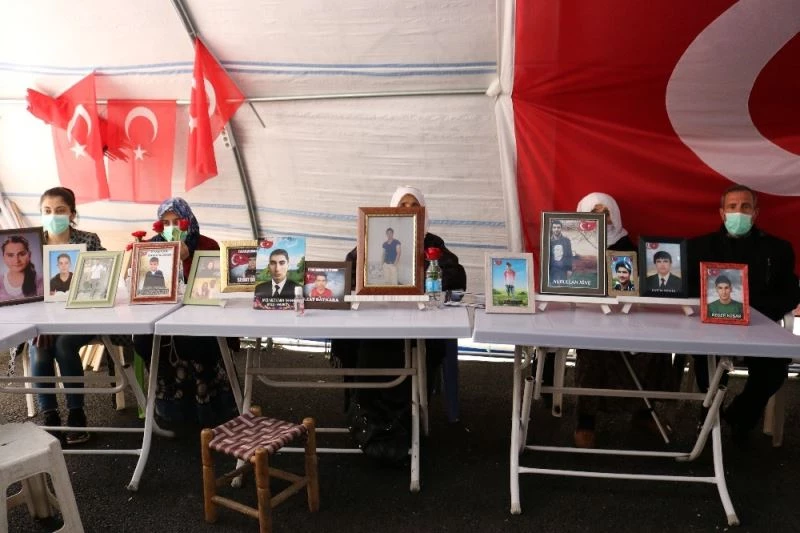 HDP önündeki acılı aileler, evlatlarına kavuşacakları günü bekliyor
