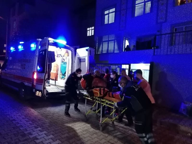 Bıçaklanan adam yardım istemek için evine koştu
