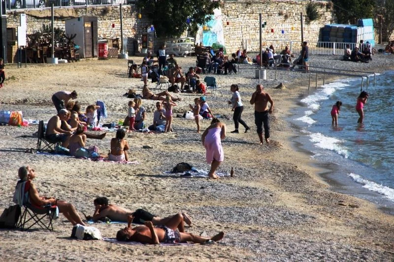 Kısıtlama biter bitmez sahile akın ettiler
