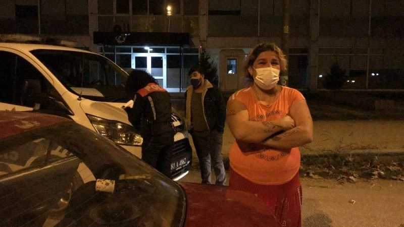 Kısıtlamada sokağa çıktı, cezayı yiyince gazetecilere tükürdü
