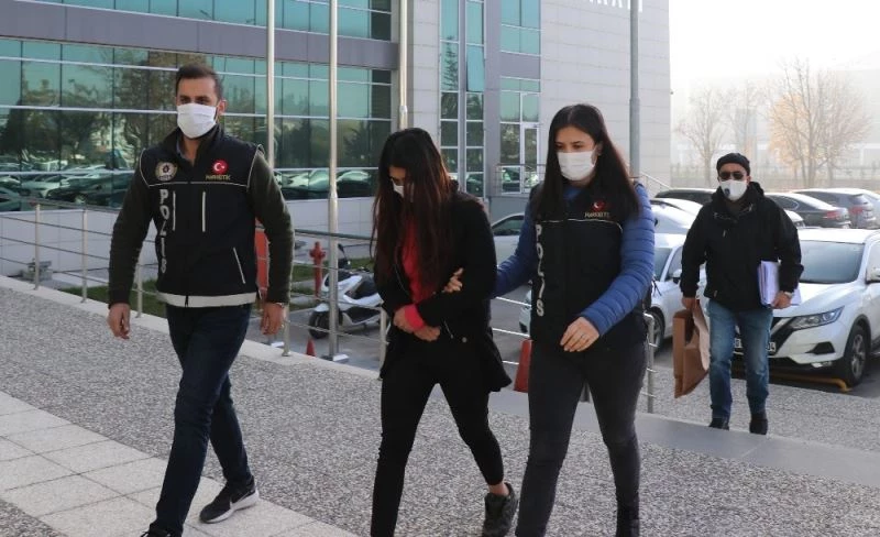 Uyuşturucu kuryesi kadın 1 kilo 274 gram esrarla yakalandı
