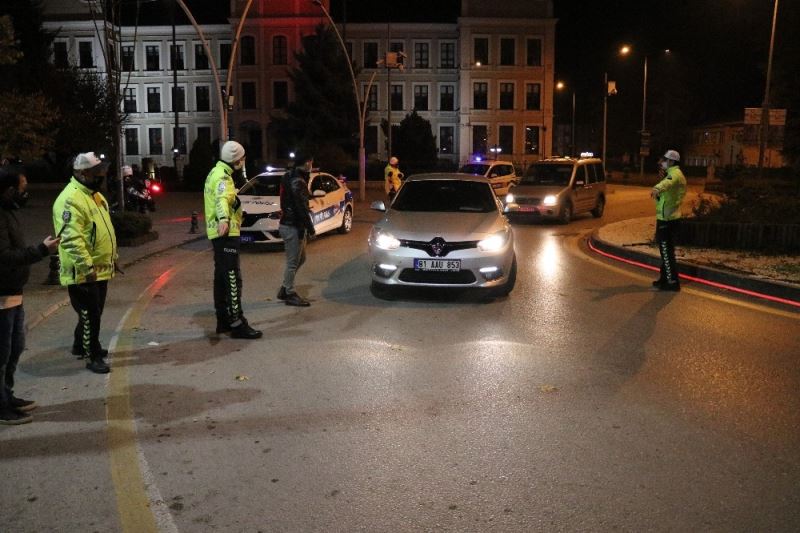 Bolu’da sokağa çıkma yasağına uymayan 19 kişiye 60 bin 3420 lira ceza
