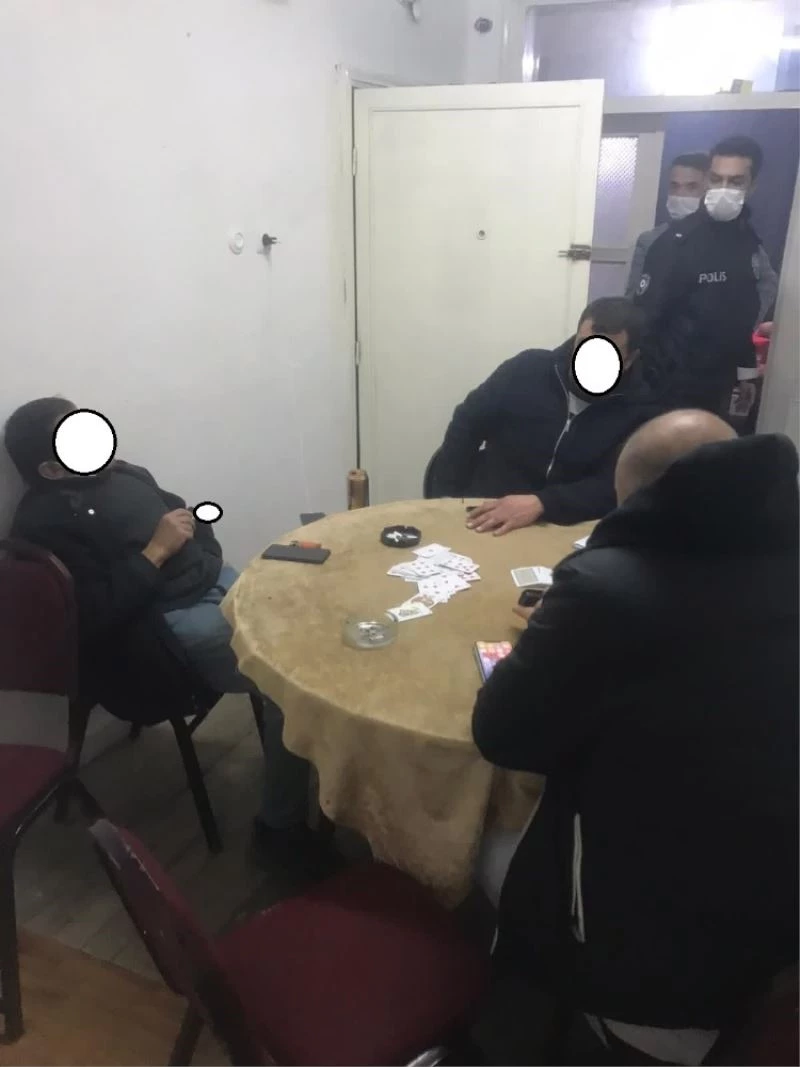 Kumar oynarken yakalandı, ceza yazılmasını sigara içerek bekledi

