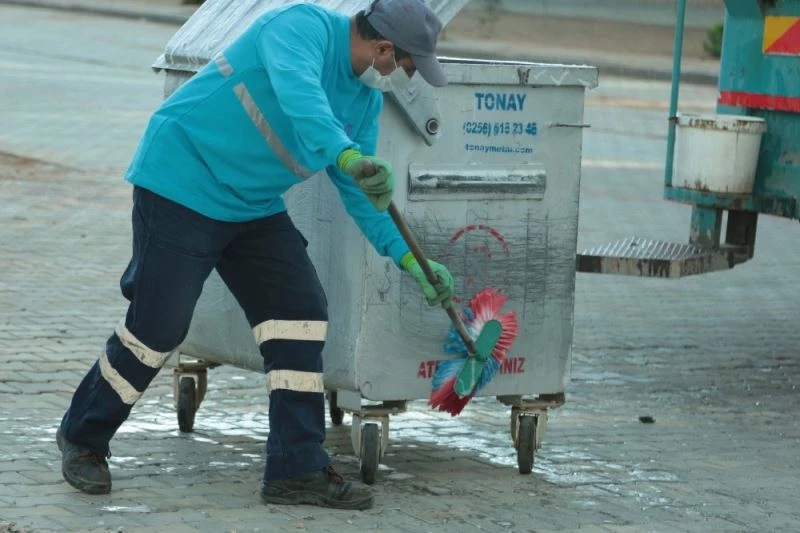 Çöp konteynerleri köpüklü suyla yıkanıyor

