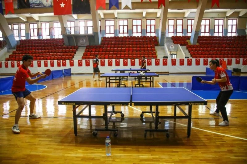 Milli masa tenisçi Sibel Altınkaya, olimpiyat vizesi için raket sallıyor