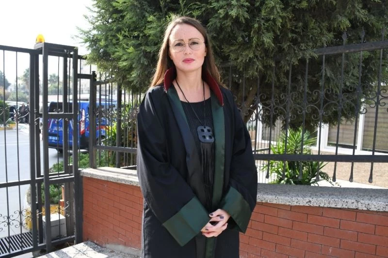 Kadın banka müdürüne sokak ortasında dehşeti yaşatan saldırganın cezası belli oldu
