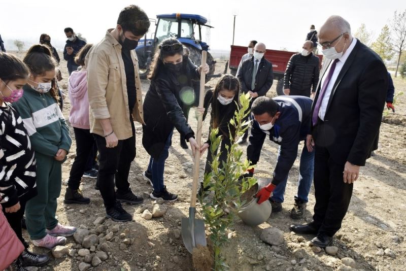 İlkokul öğrencileri Öğretmenler Günü’nü MCBÜ’de fidan dikerek kutladı
