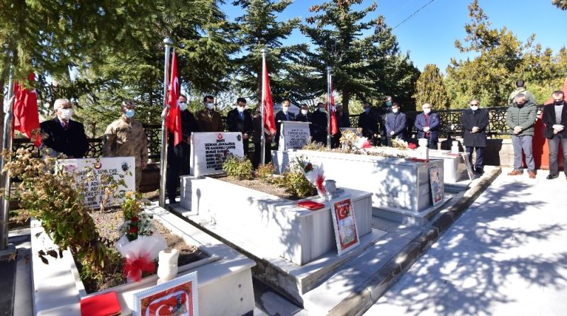 Ahlatlı şehitler şehadetlerinin yıldönümünde kabirleri başında anıldı
