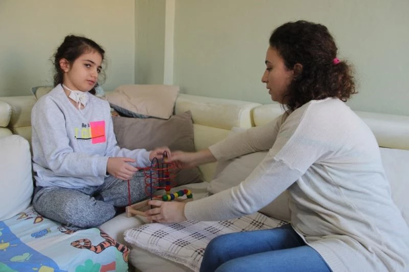 Öğretmenliği bırakıp kendini kızına adadı
