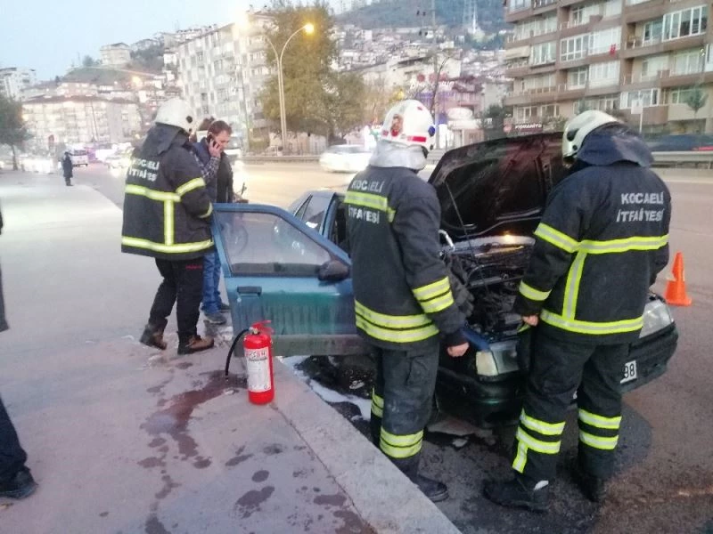 Motoru tutuşan otomobili kül olmaktan itfaiye kurtardı
